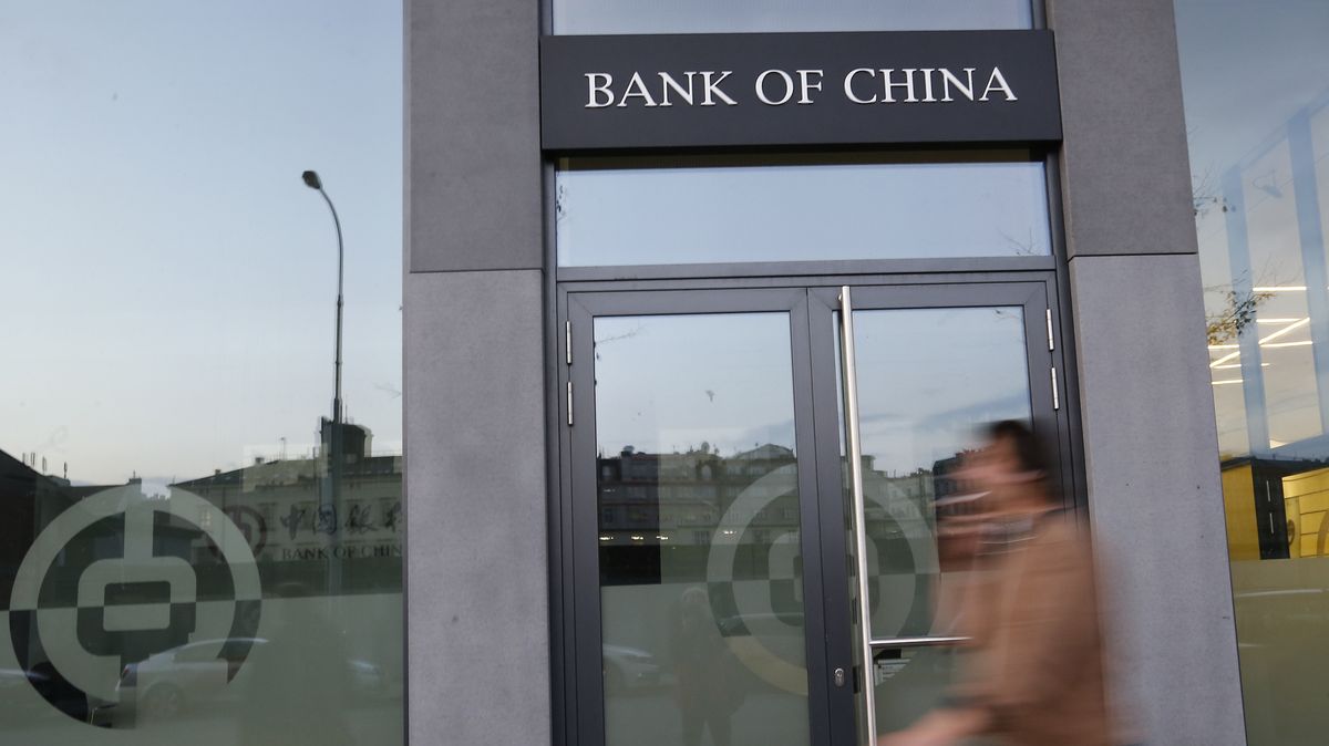 Čína nakupuje akcie státních bank, aby pomohla burze